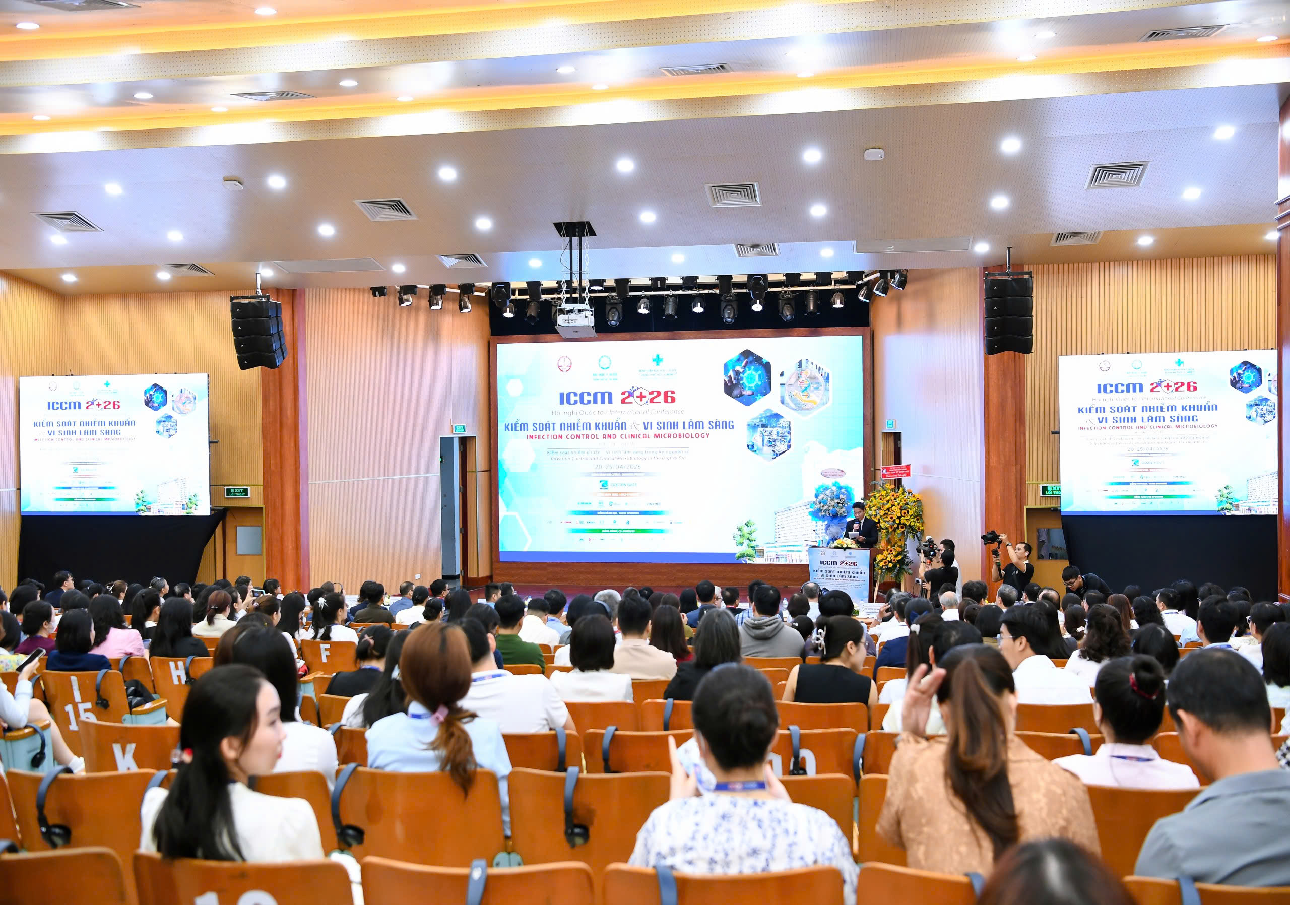 Toàn cảnh hội trường ICCM 2026, quy tụ các chuyên gia, nhà khoa học và nhân viên y tế trong lĩnh vực kiểm soát nhiễm khuẩn và vi sinh lâm sàng.jpg